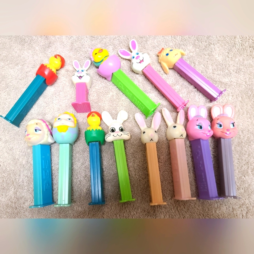 Big lot of Easter pez. Bunnies, chickens, rabbits, lambs. Rare and collectible.